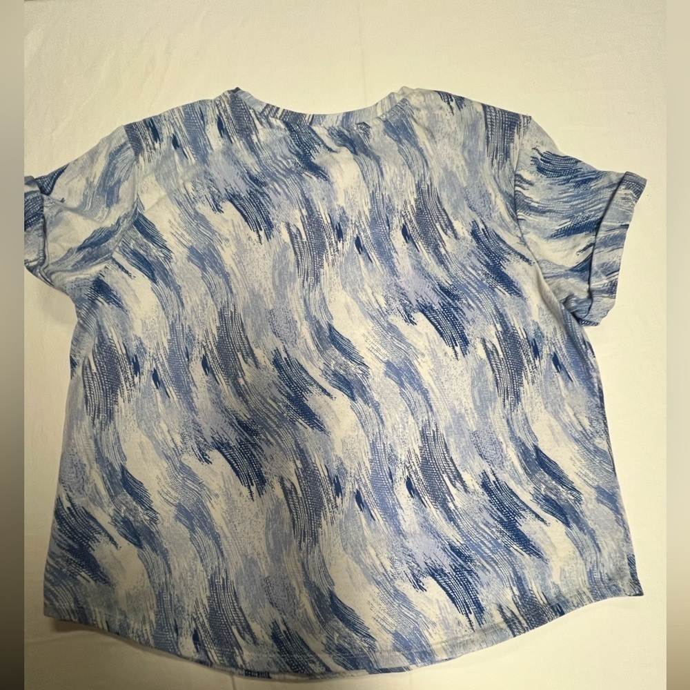 ANNE KLEIN SHORT SLEEVE ABSTRACT TOP
PRETTY SHADES OF BLUES  SIZE XL. POLYESTER